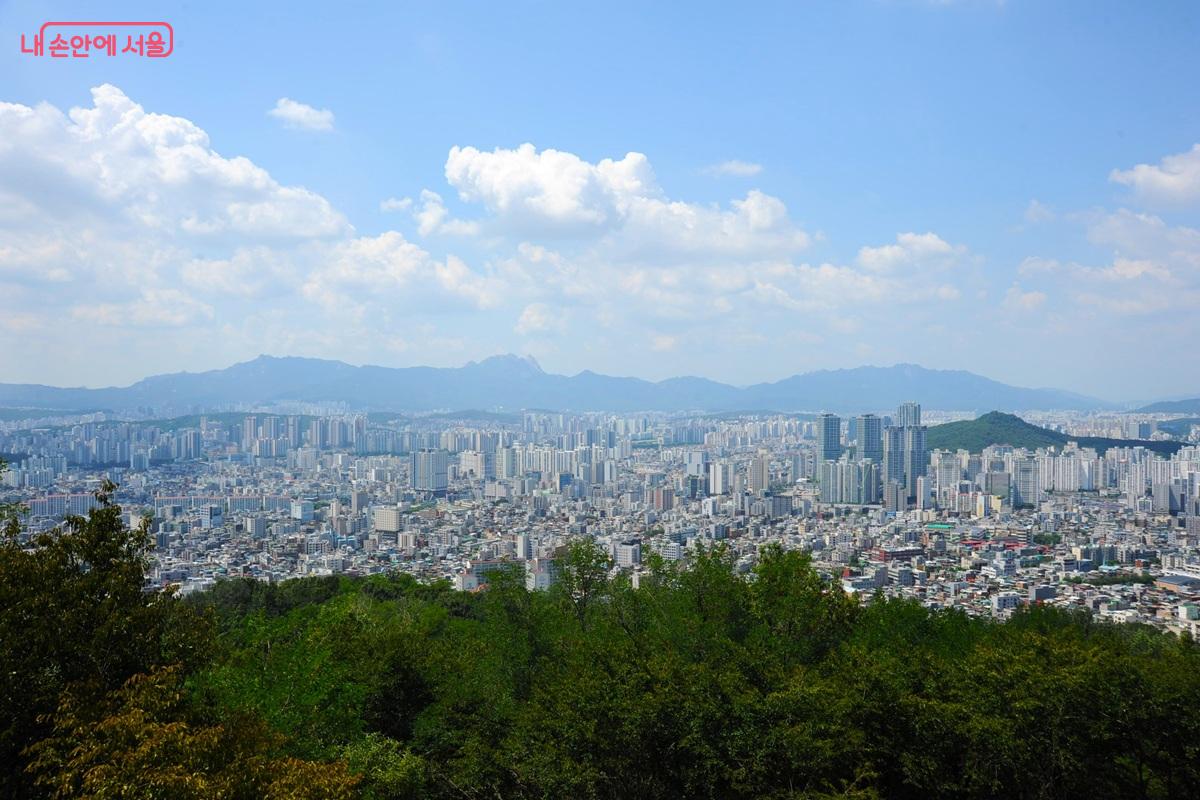 용마산 스카이워크에서의 파노라마 뷰 &copy;조수봉