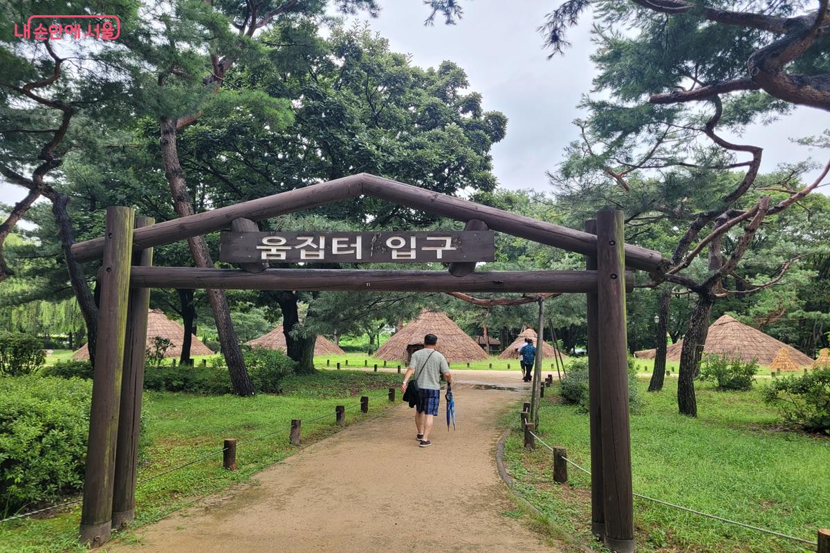 서울 암사동 유적의 움집 터 입구로 신석기시대 움집이 모습을 드러낸다. ©조연