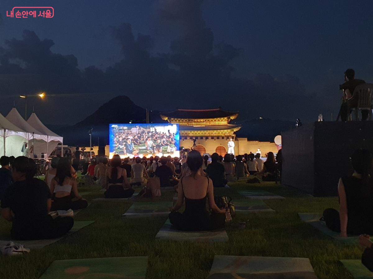 광화문 야경과 어우러진 '광화문 달빛요가' 프로그램 ©엄윤주