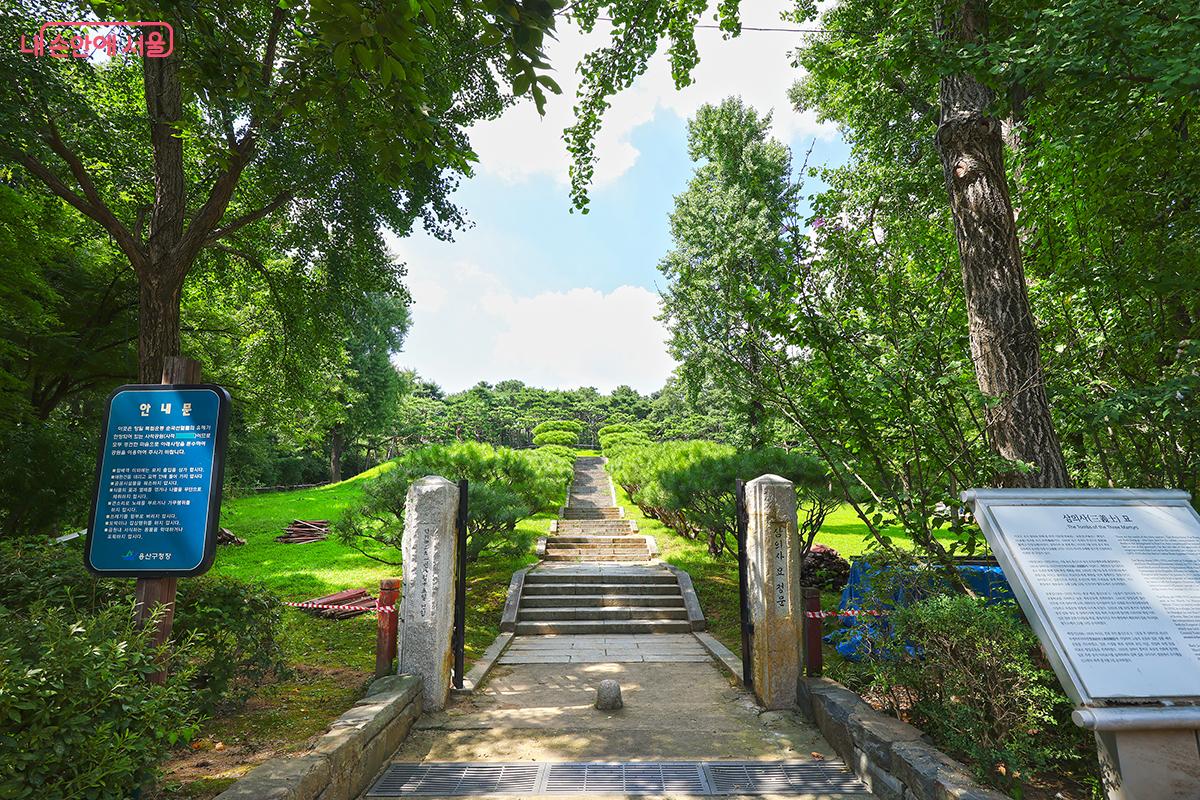 효창공원 내에 자리한 삼의사 묘역으로 오르는 길 &copy;김주연