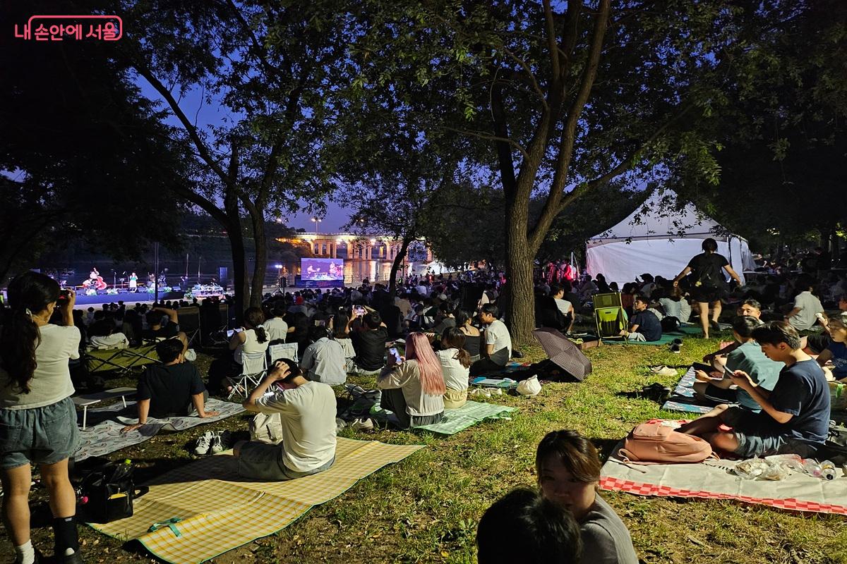 돗자리 한장으로 여유를 즐기는 시민들