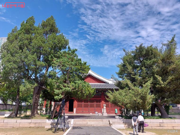 서울역 기준 1호선 북쪽 구간의 역명에 담긴 이야기를 소개한다. 사진은 동묘앞역 근처의 동묘 정전