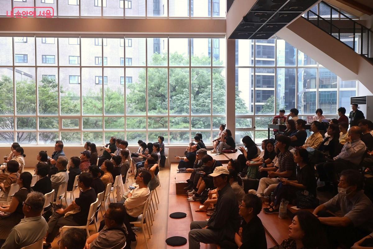 객석을 가득 채운 시민들이 포럼 강연을 경청하고 있다. &copy;김대진