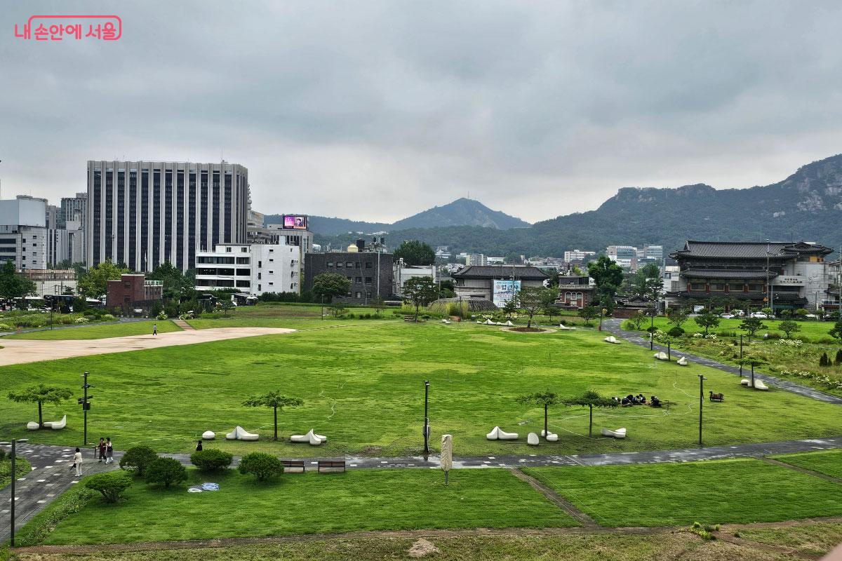 카페에서 열린송현녹지광장을 한눈에 내려다 볼 수 있다. ©홍혜수