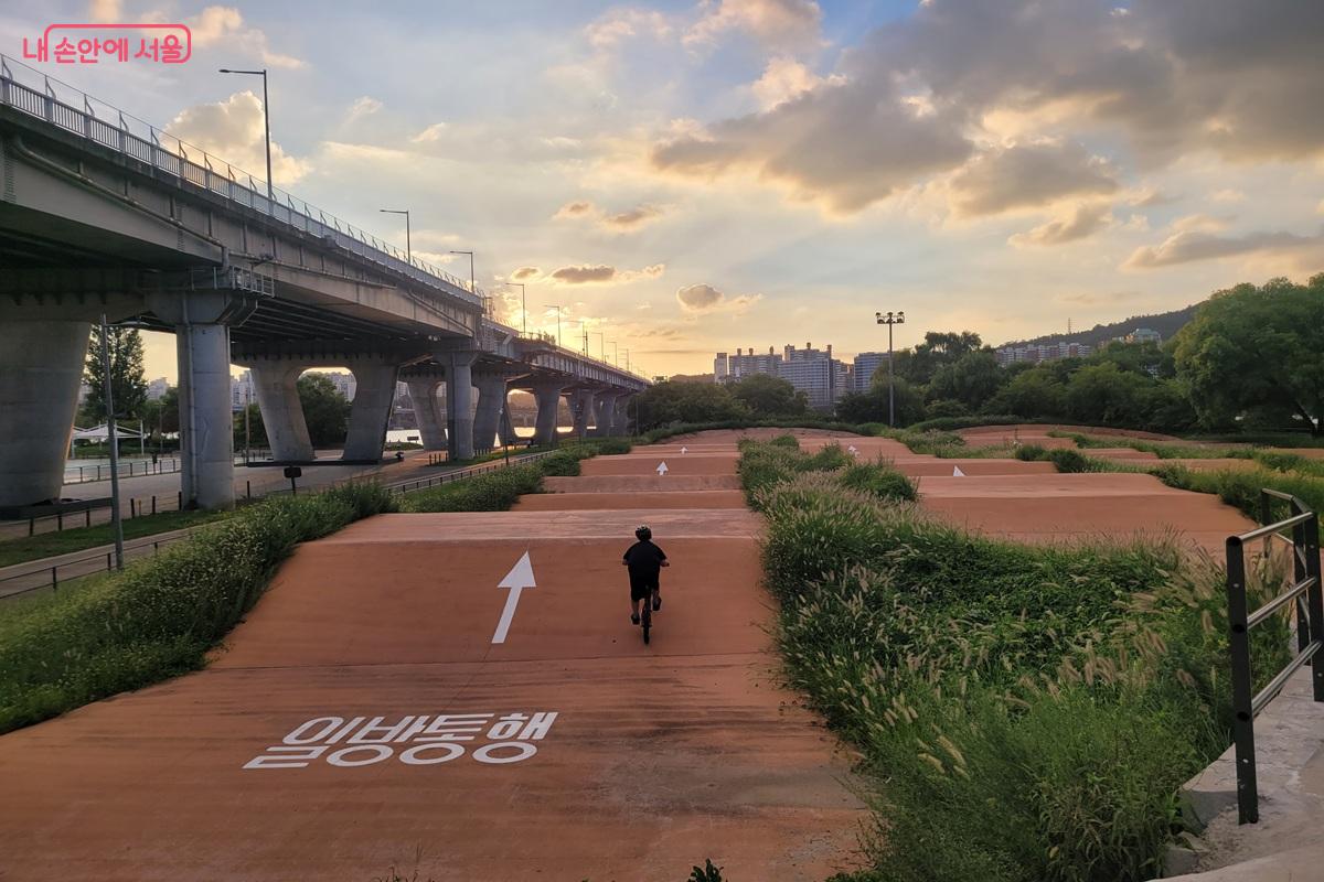 저녁빛이 내려앉은 광나루자전거공원 ©조연