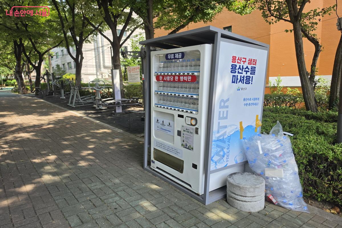 자치구는 공원과 구청 등 사람이 밀집한 곳에 생수 냉장고를 운영하고 있다. &copy;조수연