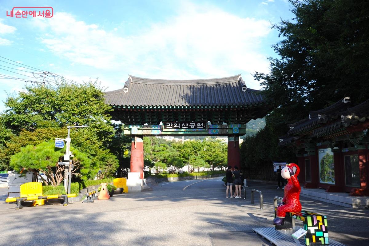 서울 남부의 명산인 관악산의 들머리인 &lsquo;관악산공원&rsquo; 일주문 &copy;조수봉