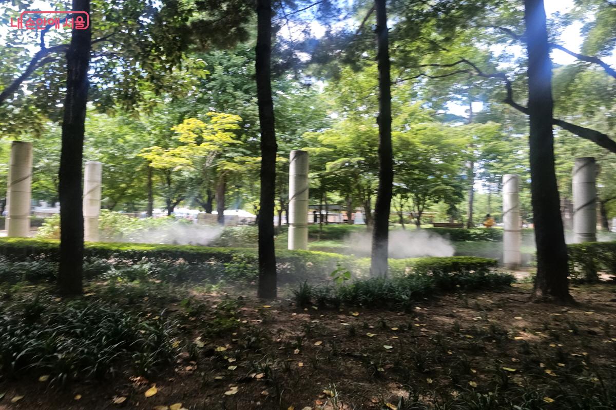 고압으로 분사되는 미세 물입자 '쿨링포그'가 설치된 성내하니공원 &copy;염지연