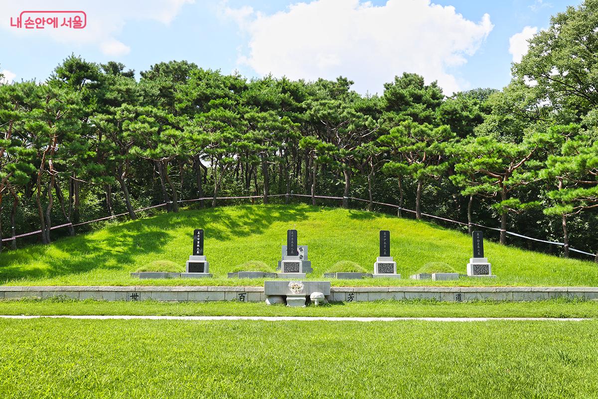 독립운동가 세 분의 묘와 한 분의 가묘가 자리하고 있다. &copy;김주연