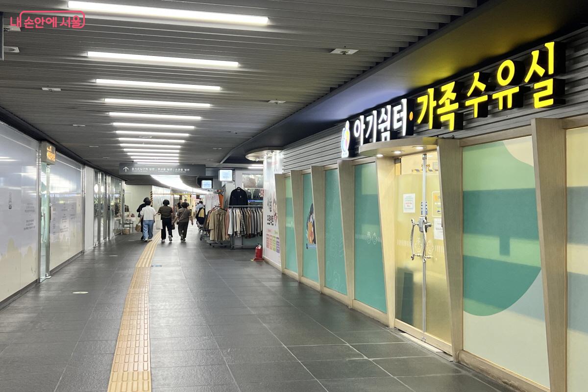 시청역 지하에는 아기쉼터와 가족수유실처럼 특별한 기능을 지닌 공간이 조성되어 있다. &copy;박지영