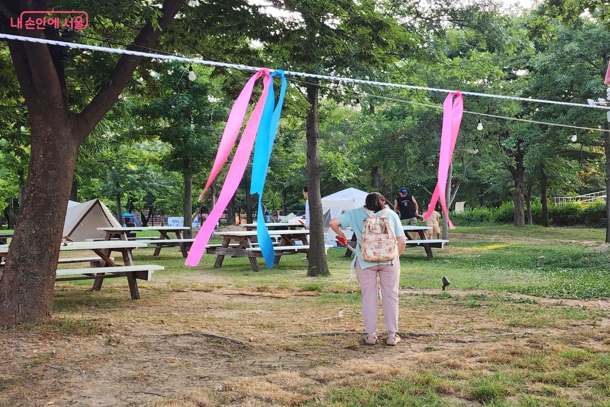 여의도 한강공원에서 줍깅을 하는 시민들 &copy;노유진
