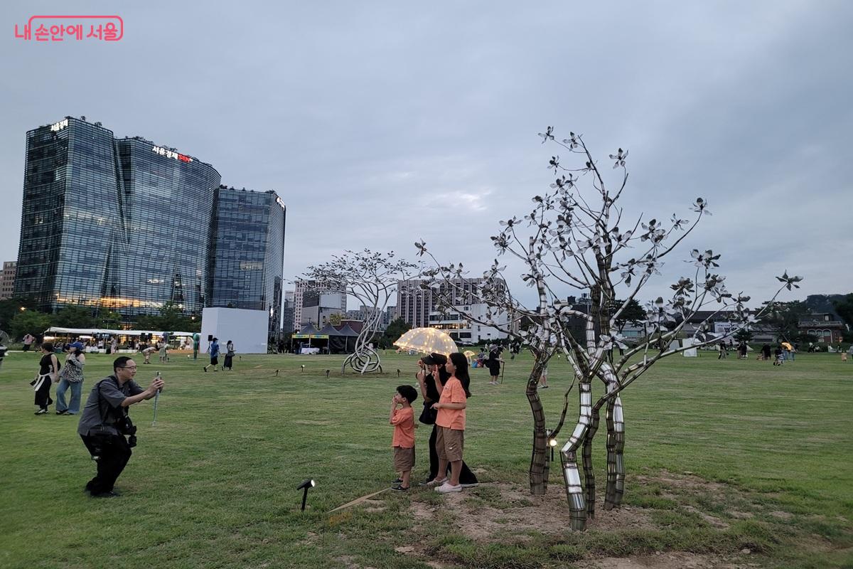 임광혁 작가의 ‘매그놀리아 연리지’는 열린송현녹지광장 풍경 속에서 더욱 빛을 발했다. ©조연