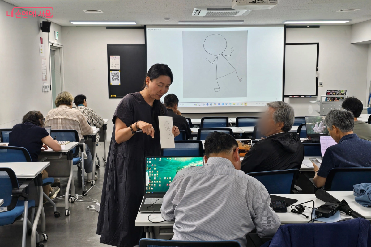  'AI 입문 클래스' 강사와 수강생들이 열심히 수업에 참여하고 있다. &copy;김선희