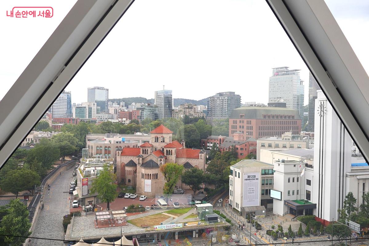 9층 전망대 삼각 프레임 속에 그림처럼 담긴 성공회 성당 &copy;이봉덕