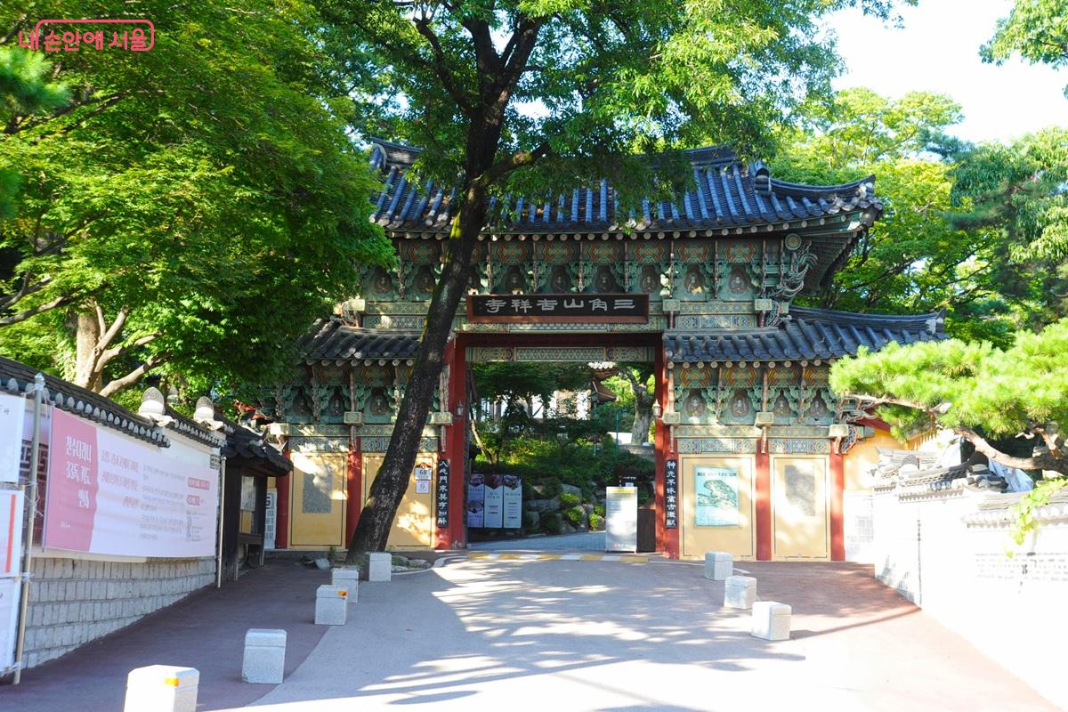숲속 고즈넉한 사찰 풍경 속 사색 명소인 &lsquo;길상사&rsquo; &copy;조수봉