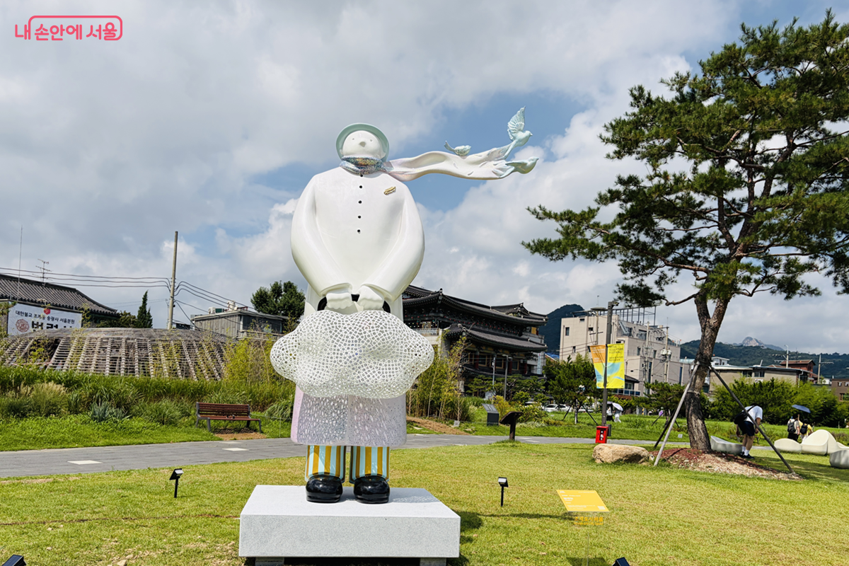 김재호 작가의 < 설레임 > 알루미늄 주물, 스테인리스 스틸, 우레탄 도장, 화강석, LED © 김경선