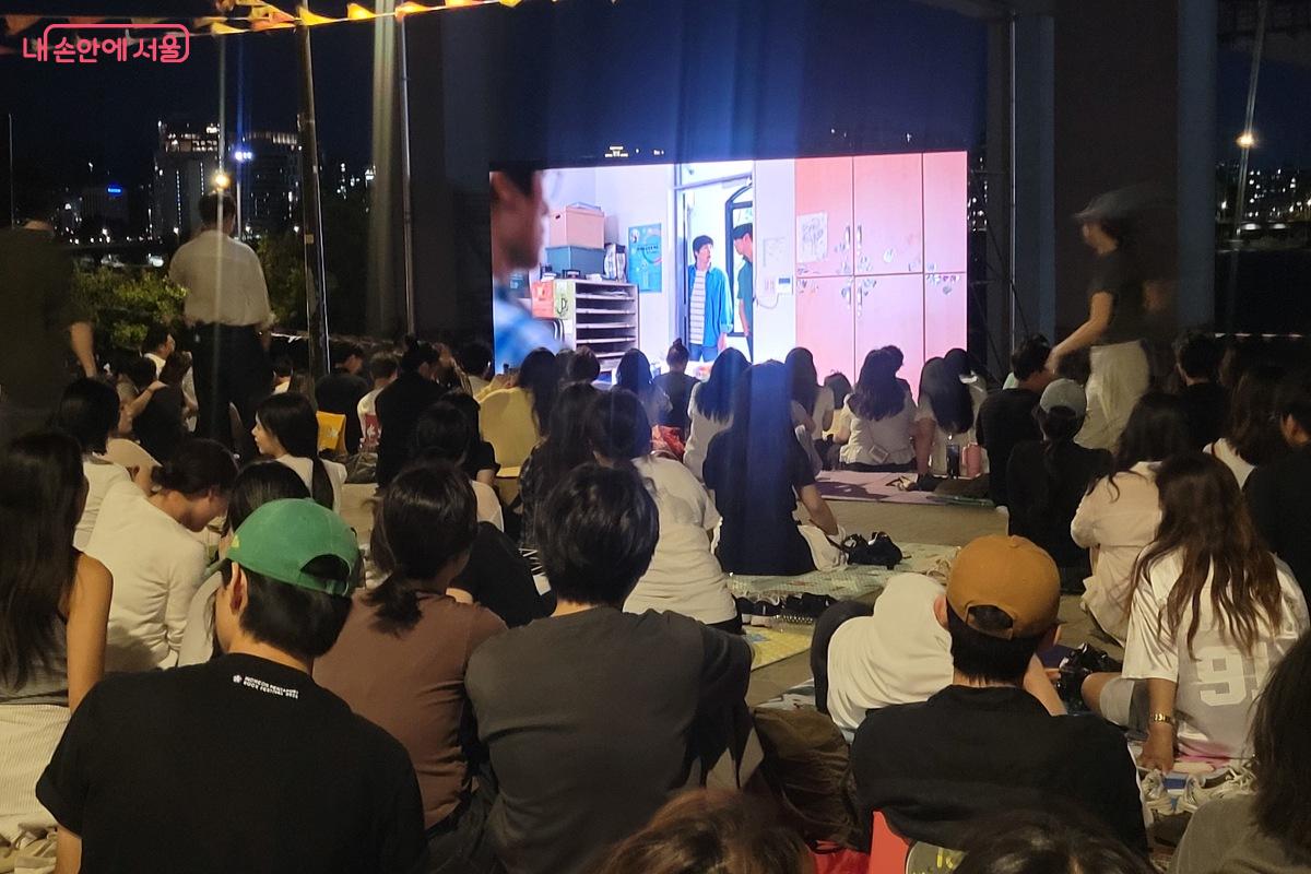 한여름밤의 다리 밑 영화 상영