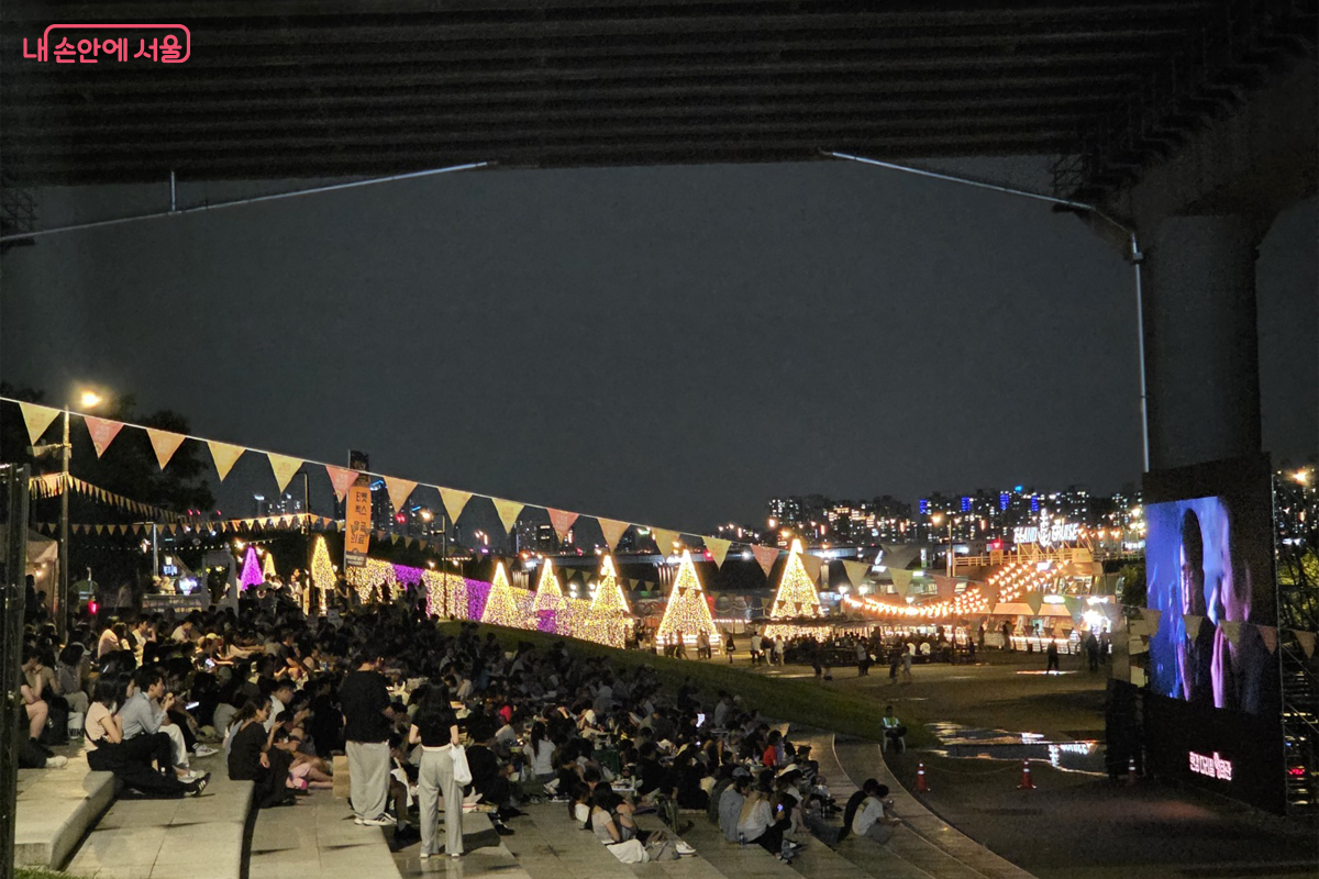 화려한 조명과 한강의 야경,  스크린 속 격동의 역사가 한 공간에 있다. &copy;장미화
