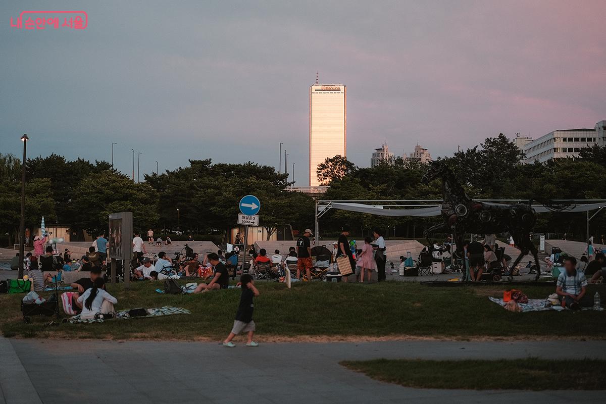인근 물빛광장에서 가벼운 물놀이를 즐길 수 있다. &copy;김아름