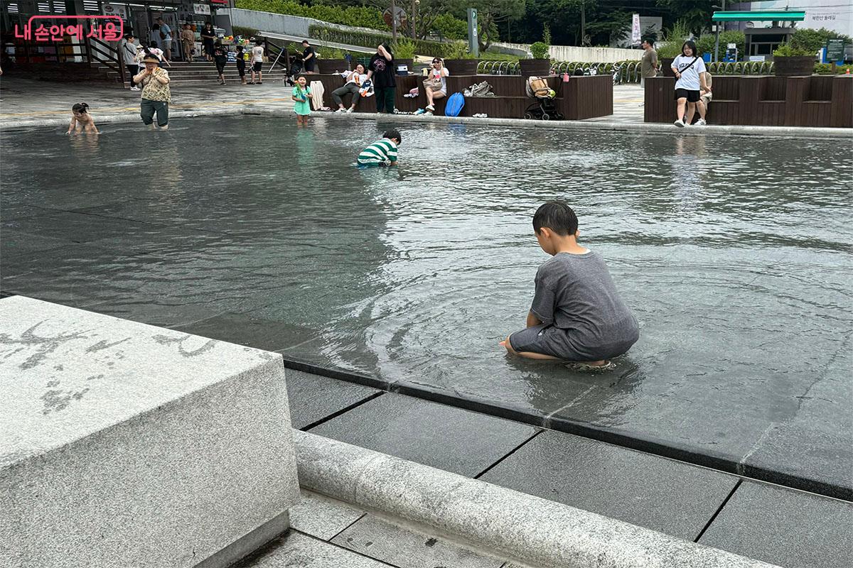 물놀이장에서 신나게 노는 어린이의 모습 ⓒ송수아