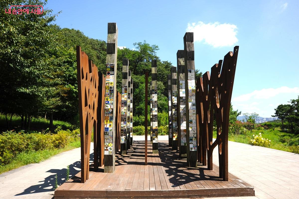 벽오산 데크 숲길의 서문 쪽 끝머리에서 만나는 조형물 ‘희망의 숲’ ©조수봉