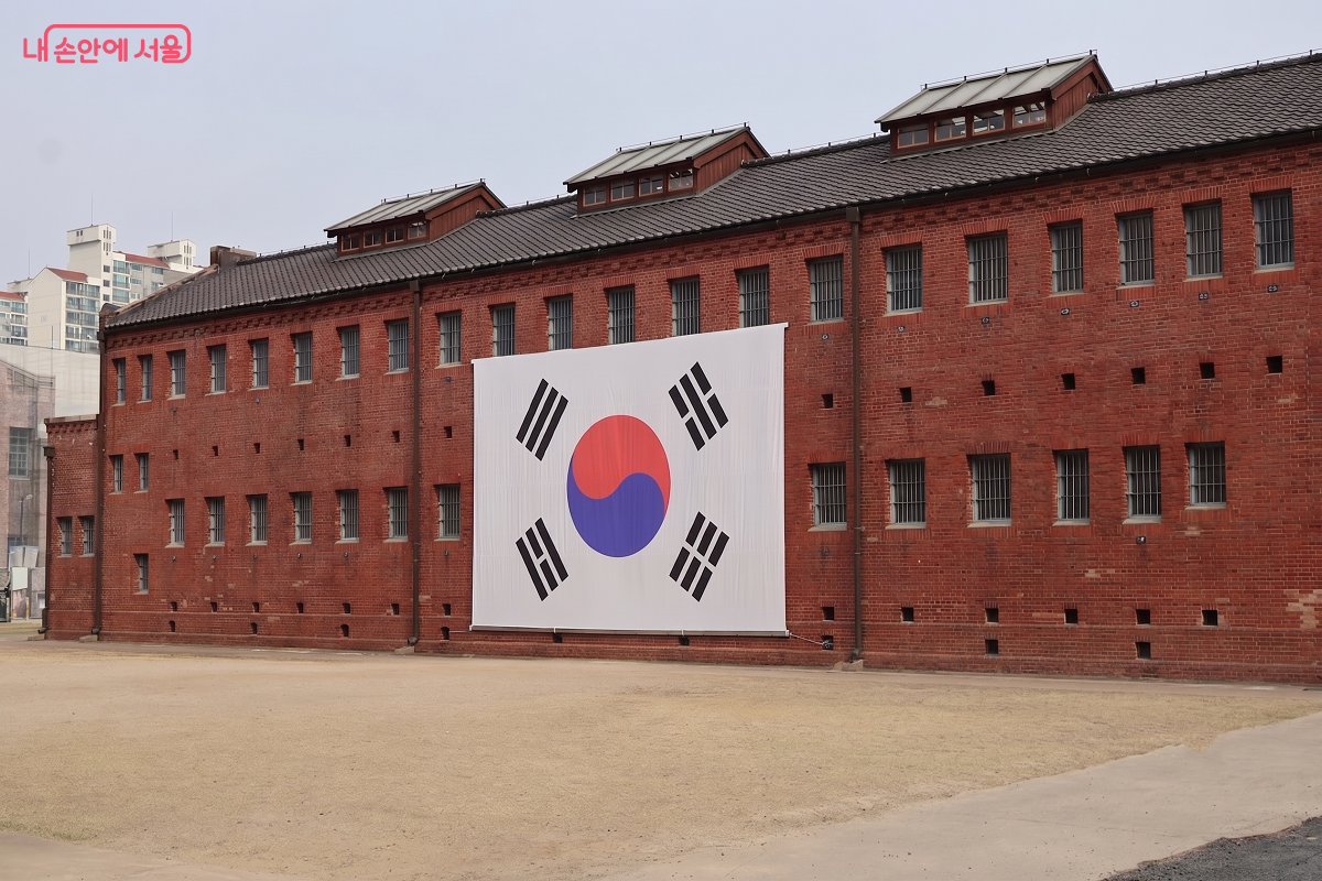 옥사 외벽에 내걸린 대형 태극기 ⓒ김대진