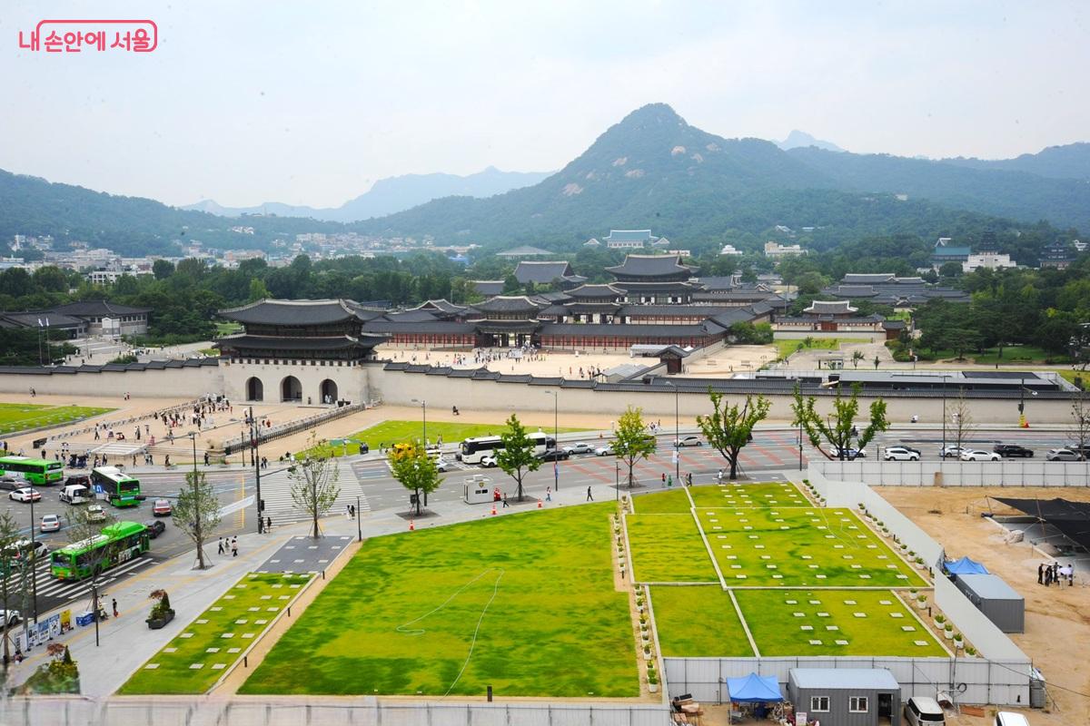 황토마루정원에서 본 경복궁 경내와 ‘의정부지 역사유적광장’ ©조수봉