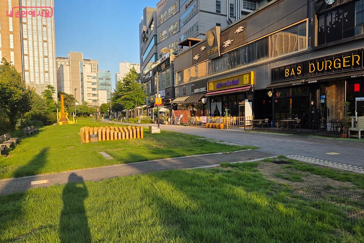거리의 조형 예술품과 노천카페가 늘어선 이국적 분위기의 마곡문화거리 &copy;이상돈  