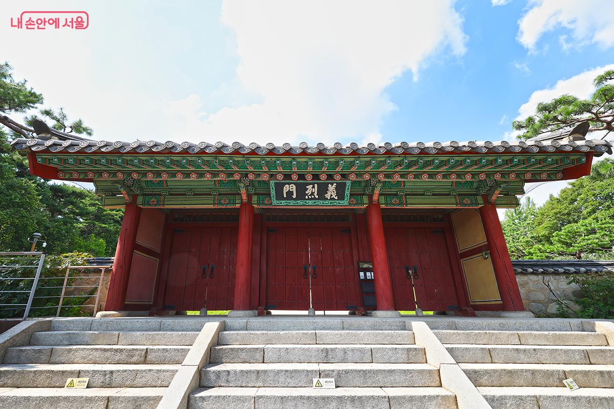 효창공원 내 애국 선열들의 영정을 모신 사당 &lsquo;의열사&rsquo; 입구 &copy;김주연