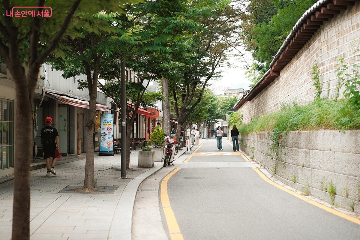 ‘서순라길’은 조선시대 순라군이 순찰하던 종묘 서쪽의 담장길을 뜻한다. ©김아름