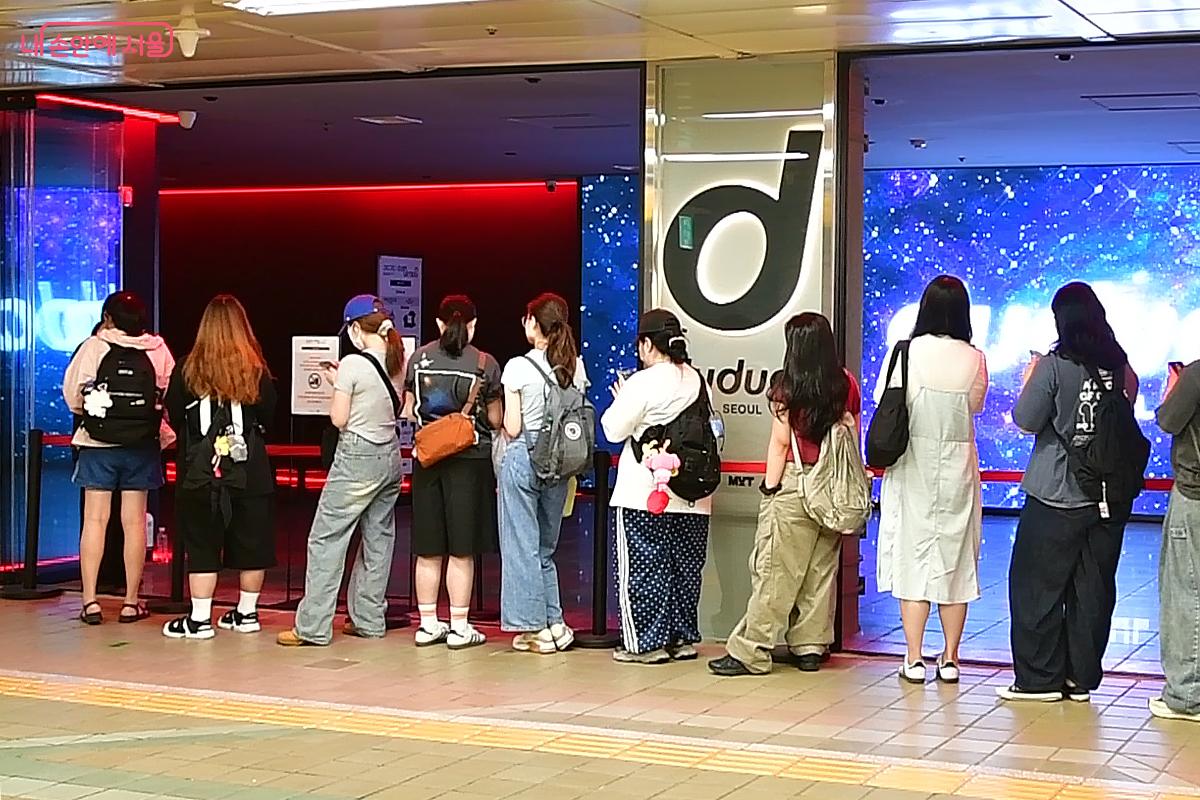 K-문화 스테이션 첫 행사인 빅뱅의 미디어 전시 'COSMOS' 입장을 기다리는 관람객 ©오도연
