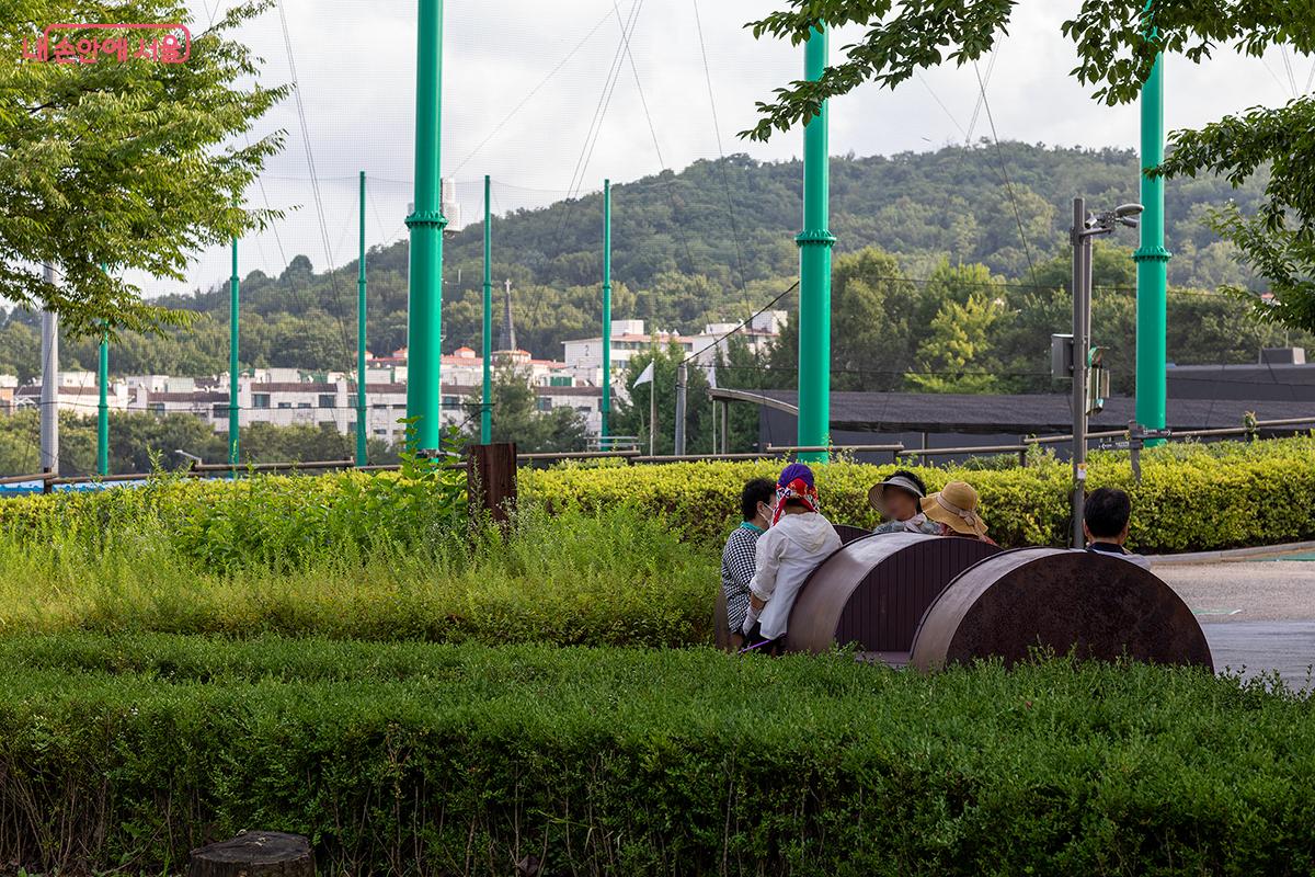 옛 정수장의 철제 구조물을 재활용해 만든 벤치에서 시민들이 쉬고 있다. ©문청야