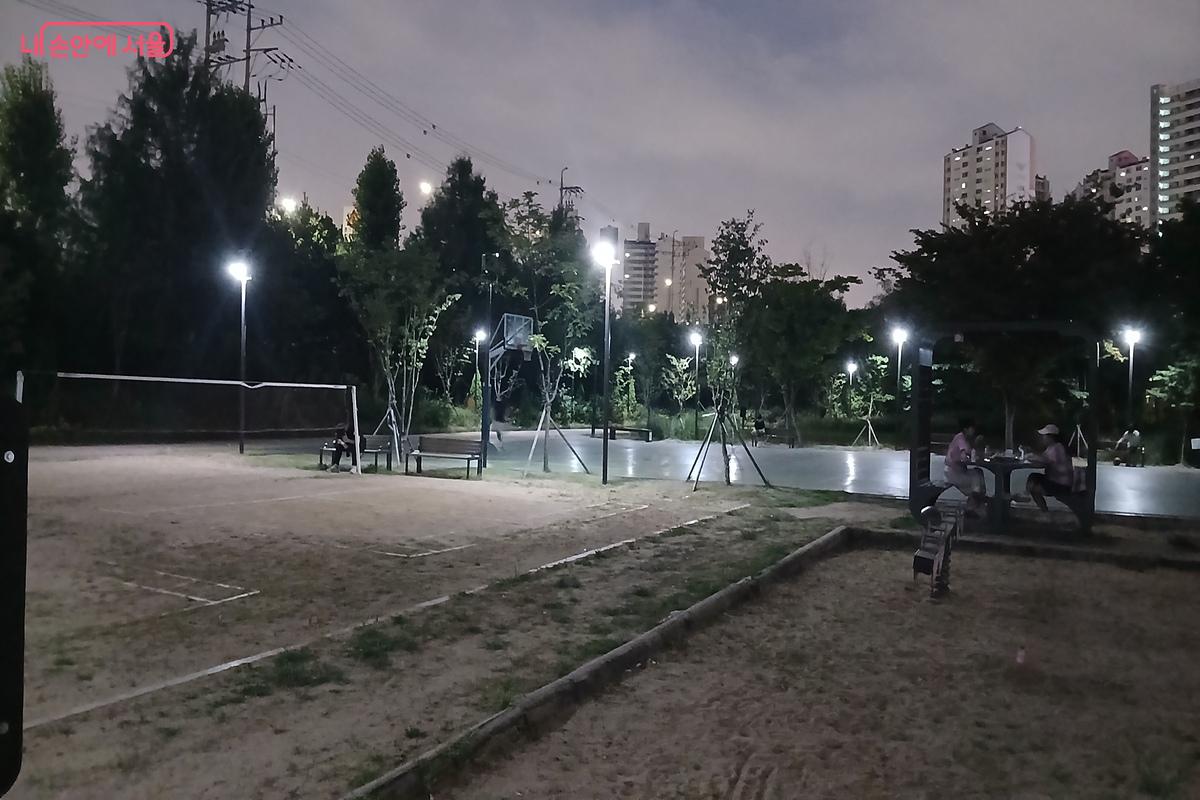 유수지에 농구와 놀이터를 하며 시간을 보내고 있다. &copy;유지민