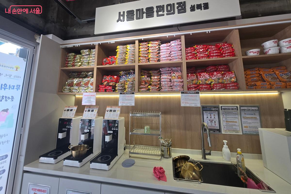 다양한 라면을 취향에 맞게 골라 먹을 수 있다. &copy;권기윤