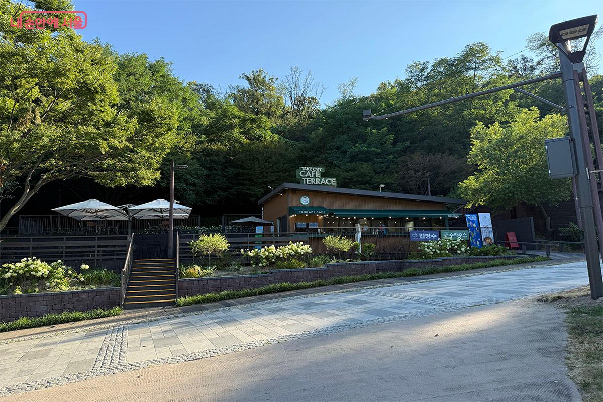 전면 재정비 후 새롭게 바뀐 북서울꿈의숲 내 카페테리아 ⓒ송수아