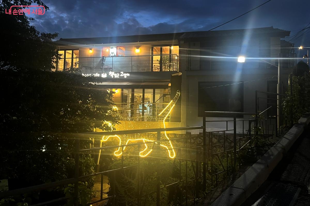 낙산성곽길을 따라 이어지는 이화동의 밤 풍경 &copy; 김연희