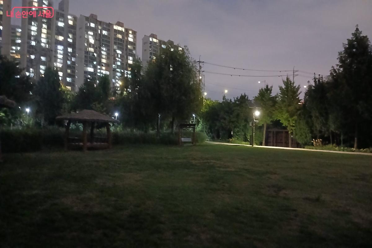 아파트 불빛들이 켜져 있고 넓은 공터와 흔들의자가 있다. &copy;유지민