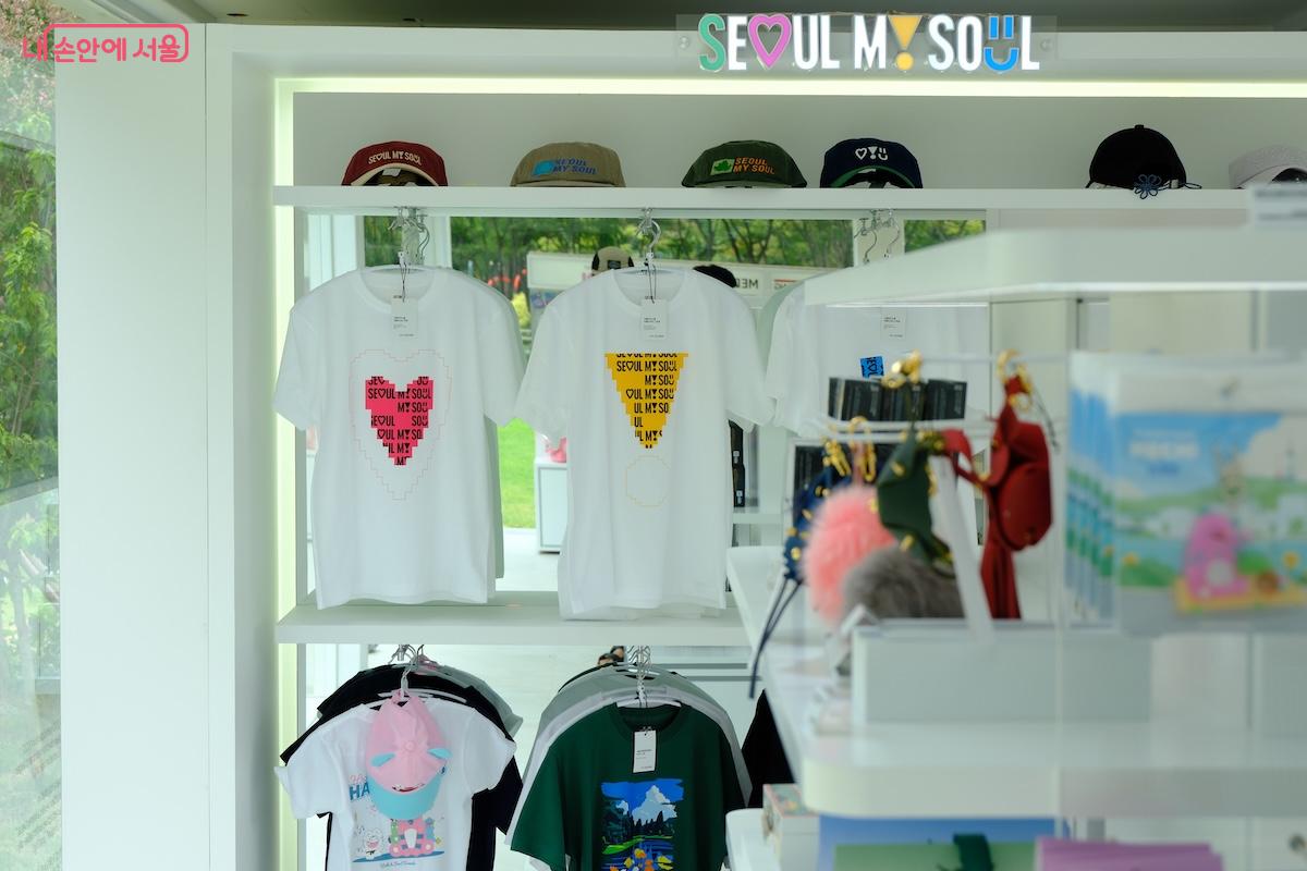더 서울마이소울(The Seoul My Soul) 라운지에 많은 제품들을 구경한다