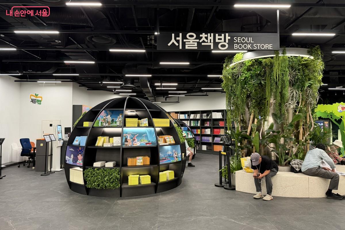 지하 1층에 자리한 '서울책방'. 책도 보고 잠시 쉬어가기 좋다.