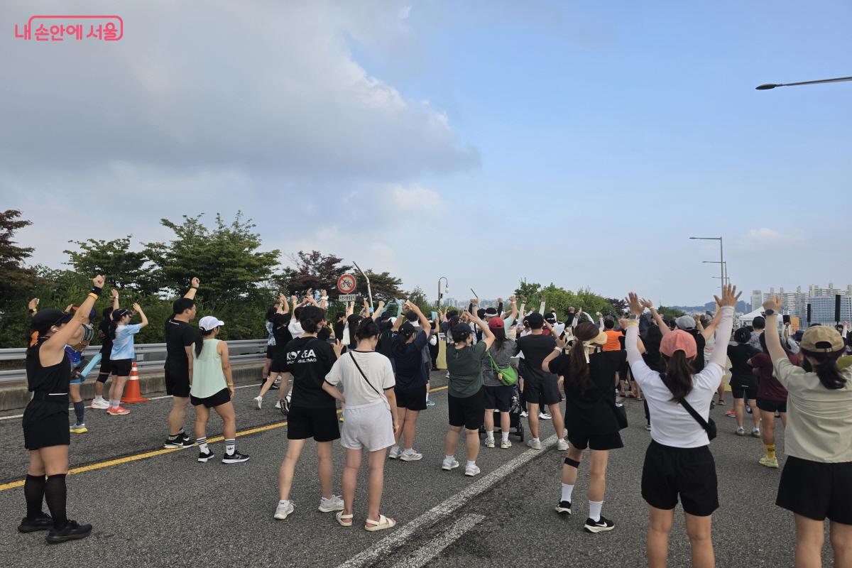광진교에서 열린 &lsquo;쉬엄쉬엄 모닝&rsquo;에 참여한 시민들 &copy;심재혁