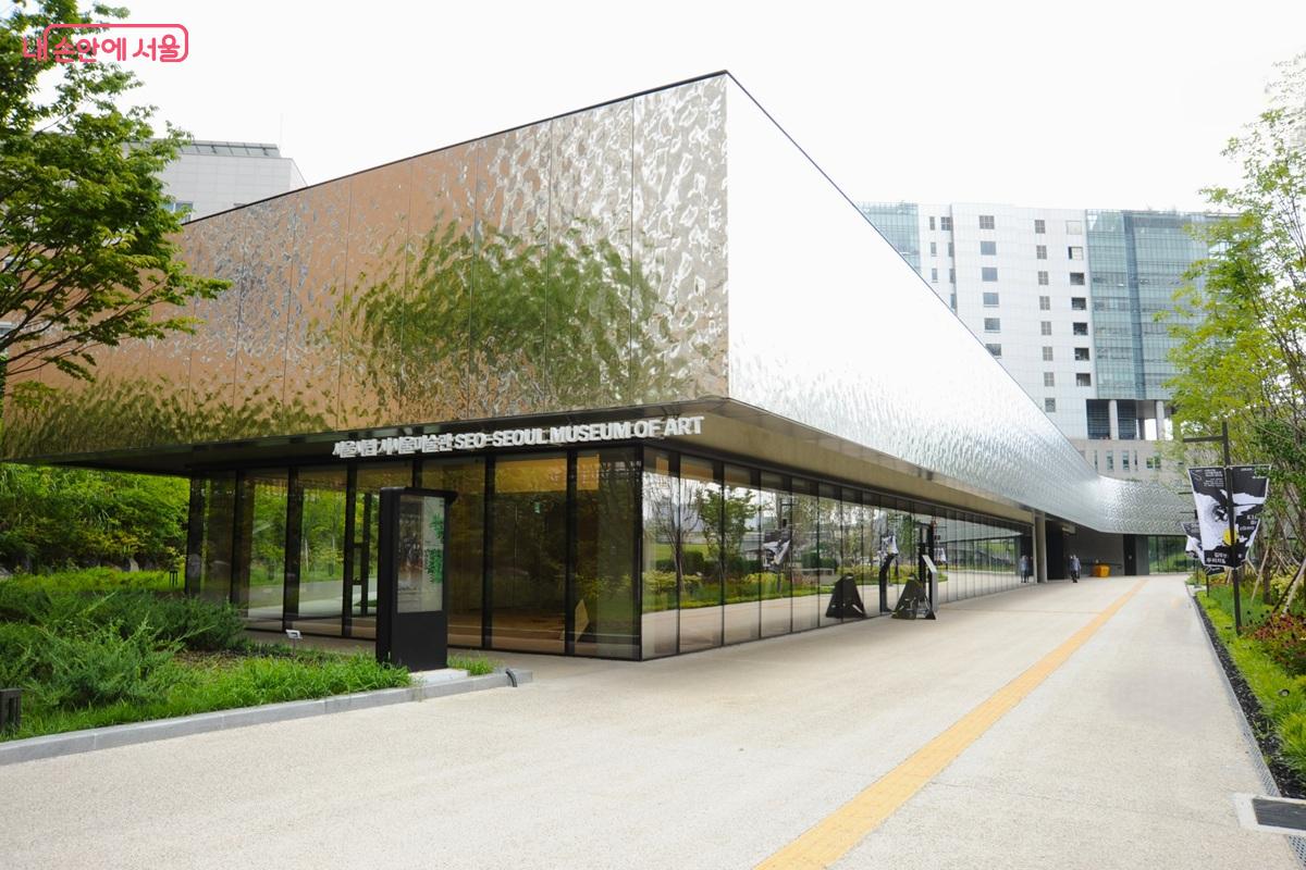 굴곡진 스테인리스 스틸 패널을 외장재로 시공한 서서울미술관 &copy;조수봉