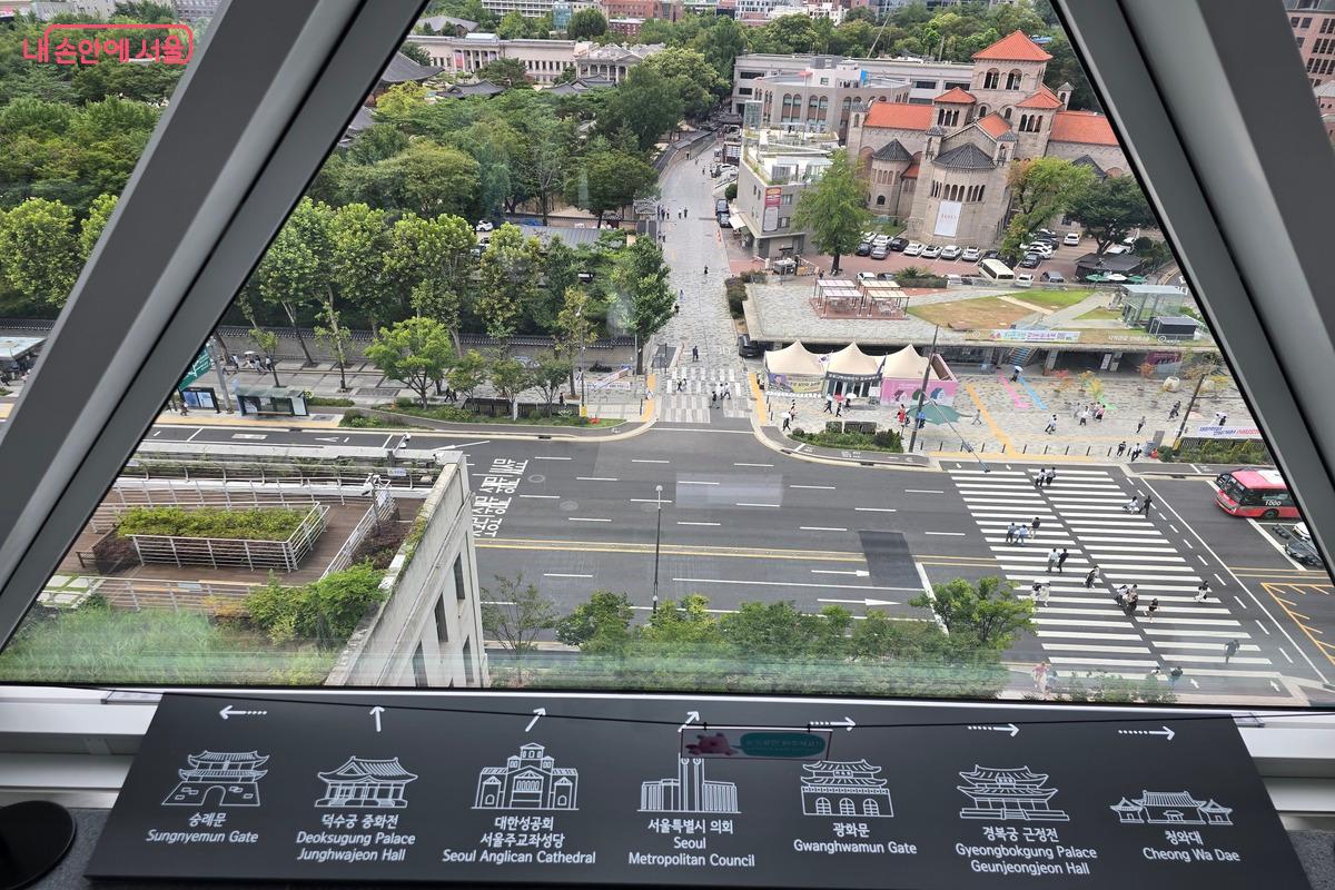 하늘전망대에서는 서울시청 주변의 건물들을 한 폭의 그림처럼 감상할 수 있다. ©김은주