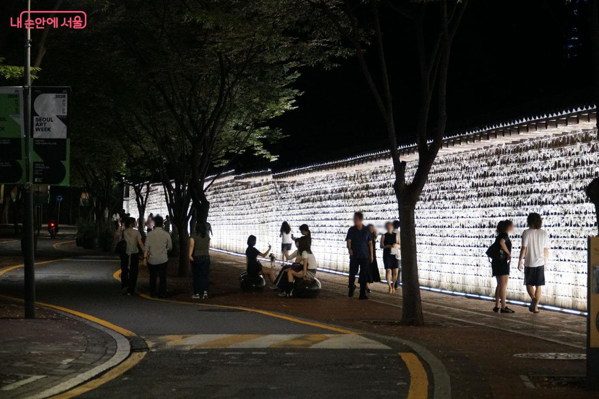  조명이 들어와 산책하기 좋은 덕수궁 돌담길 