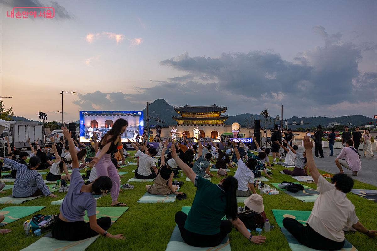 8월 5일 저녁 광화문광장 육조마당에서 시민들이 광화문을 바라보며 달빛요가에 참여하고 있다.ⓒ장신자