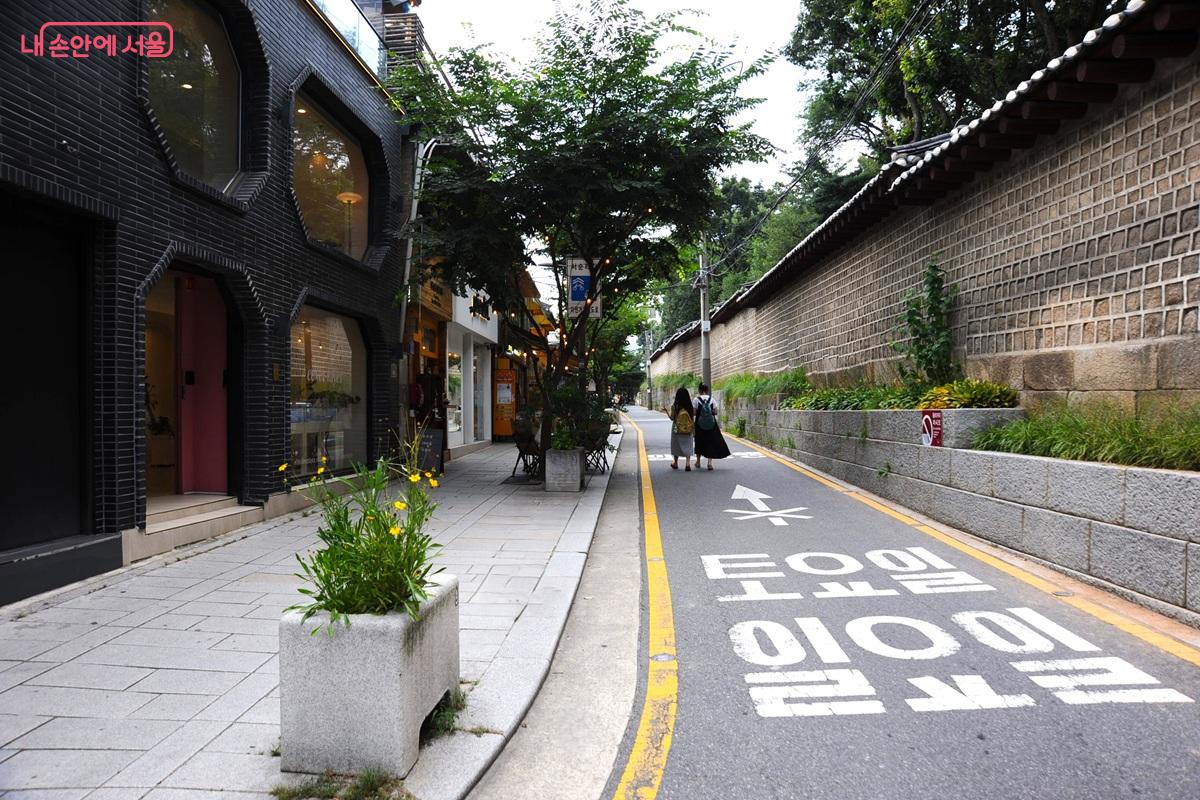 종묘 돌담을 따라 한옥&middot;공방&middot;카페가 이어지는 &lsquo;서순라길&rsquo; &copy;조수봉