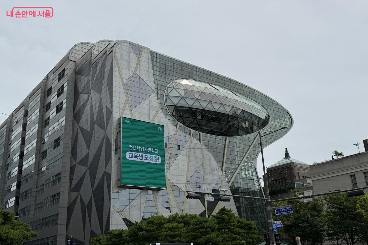 서울시청 본관 서편 8&middot;9층에 자리한 '하늘전망대' 전경 