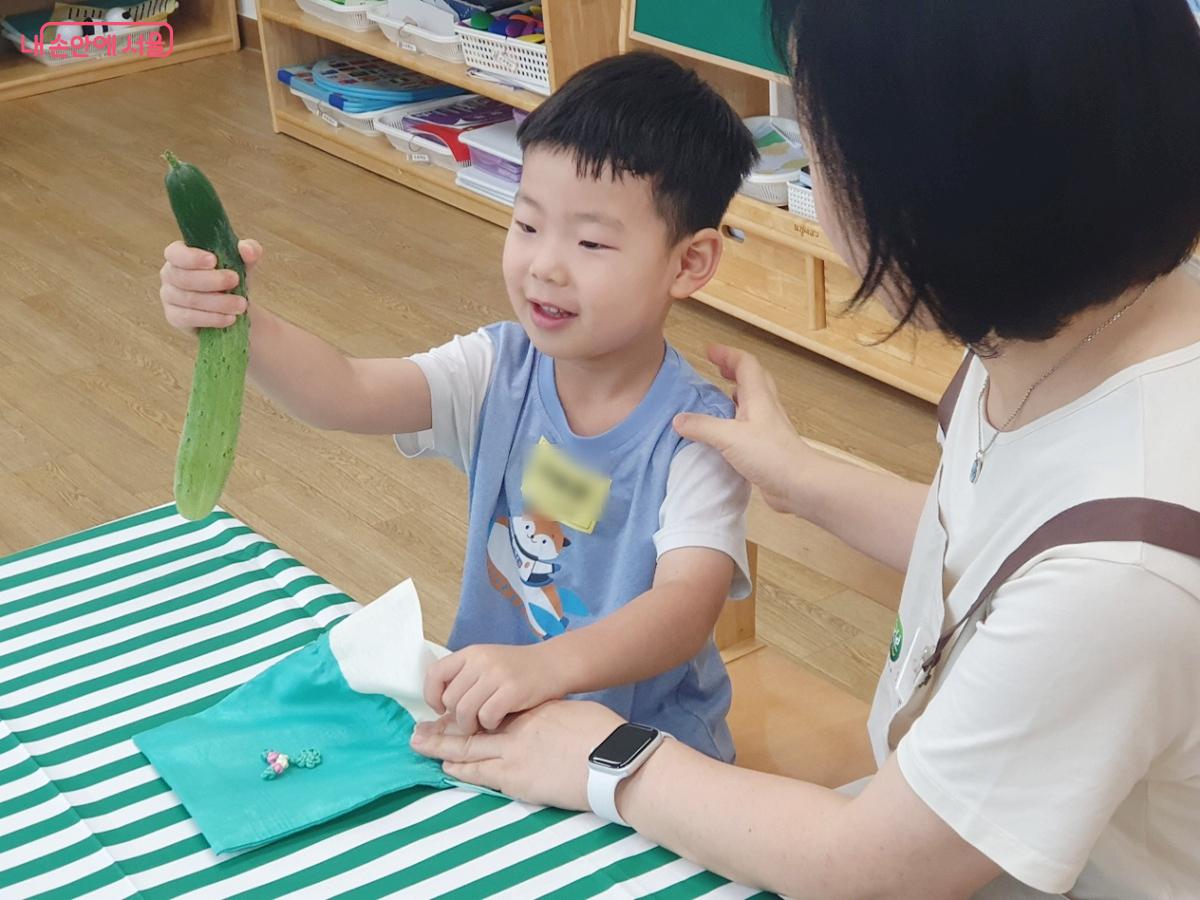비밀 주머니 속 식재료를 만져보며 오감으로 표현하기 &copy;엄윤주
