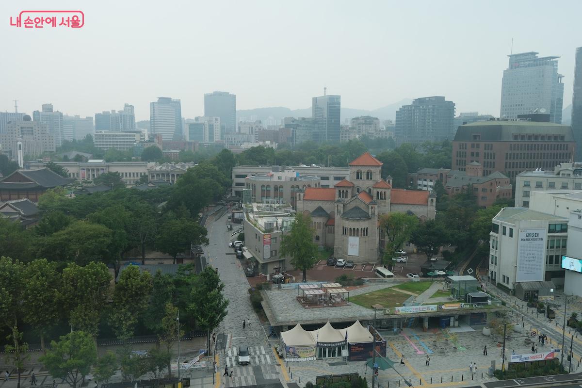 덕수궁과 성공회성당을 놀라운 풍경과 함께 한 눈에 담을 수 있다