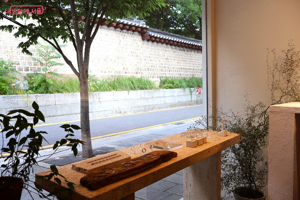 작가가 만든 주얼리가 종묘 돌담길 풍경과 어우러진 공방 진열대에서 자태를 뽐낸다. &copy;이봉덕