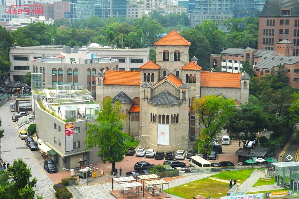 전망대와 바로 마주한 대한성공회 서울주교좌성당 &copy;조수봉